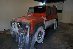 Land Rover Defender pripravený na striekanie Plasti Dipu