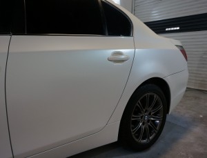 Plasti Dip biela perleť - BMW 5er E60