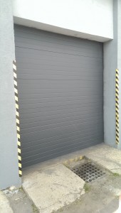 Plasti Dip sivá gunmetal garážová brána