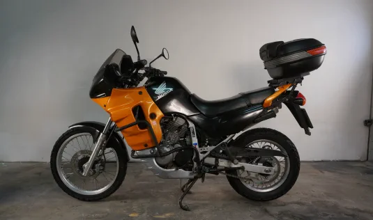 Honda Transalp pred striekaním Plasti Dipom